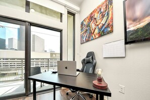 Interior - Skyline Views Midtown 1BR Cozy & Comfortable (Houston)