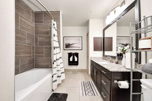 Hair dryer, towels, soap, shampoo - Skyline Views Midtown 1BR Cozy & Comfortable (Houston)