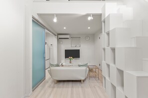 Leilighet, 1 soverom, ikke-røyk, privat bad | Blendingsgardiner, strykejern/-brett, wi-fi (inkludert) og sengetøy