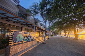 On the beach, white sand - Alona by Jpark Island Resort (Panglao)
