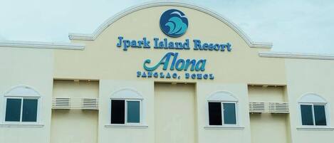 Egy épület, amelyen egy tábla jelzi: „Jpark Island Resort Alona Pangalao, Bohol”.
