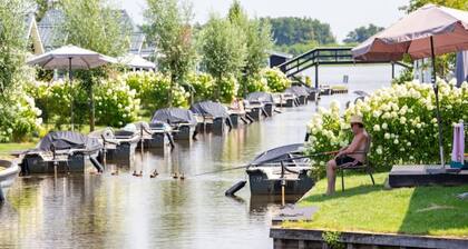 Water chalet in Giethoorn modernly furnished