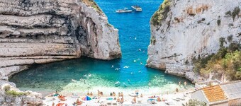 Villa Lastavica - swimming pool - large garden - walking distance to the beach