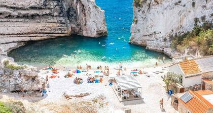 Villa Lastavica - swimming pool - large garden - walking distance to the beach