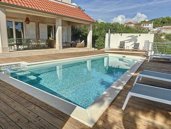 Unclassified image, 1 of 29, button - Vrbo Property (Vis)