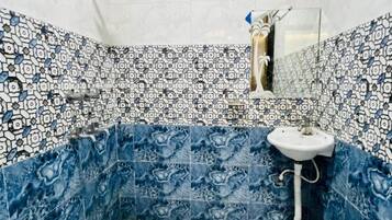 Chambre Deluxe, climatisation | Salle de bain | Serviettes fournies