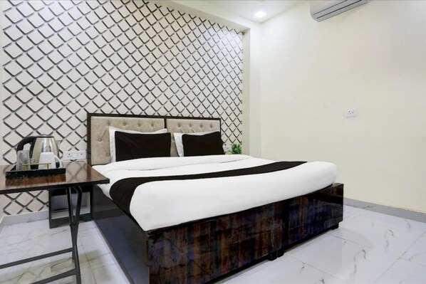 Deluxe Room, Air conditioning | Bathroom | Towels