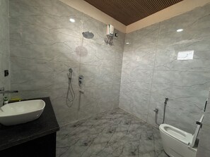 Luxury Room, River View | Bathroom - Mansarovar Villa (Pindra)
