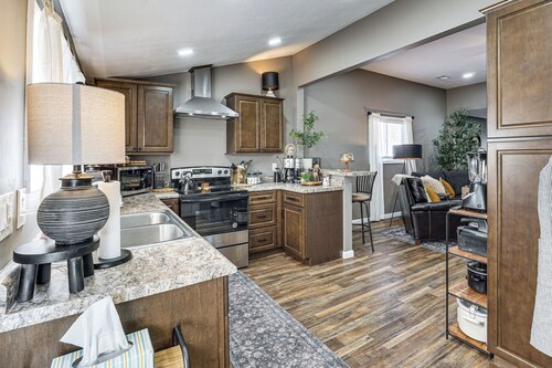 Walk to Dtwn Sedalia! Family & Nurses Hub w/ Deck