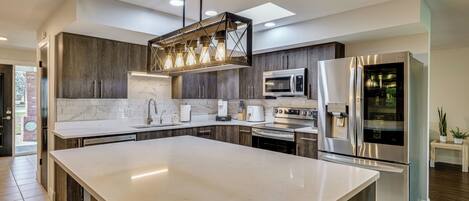 Fridge, microwave, stovetop, dishwasher