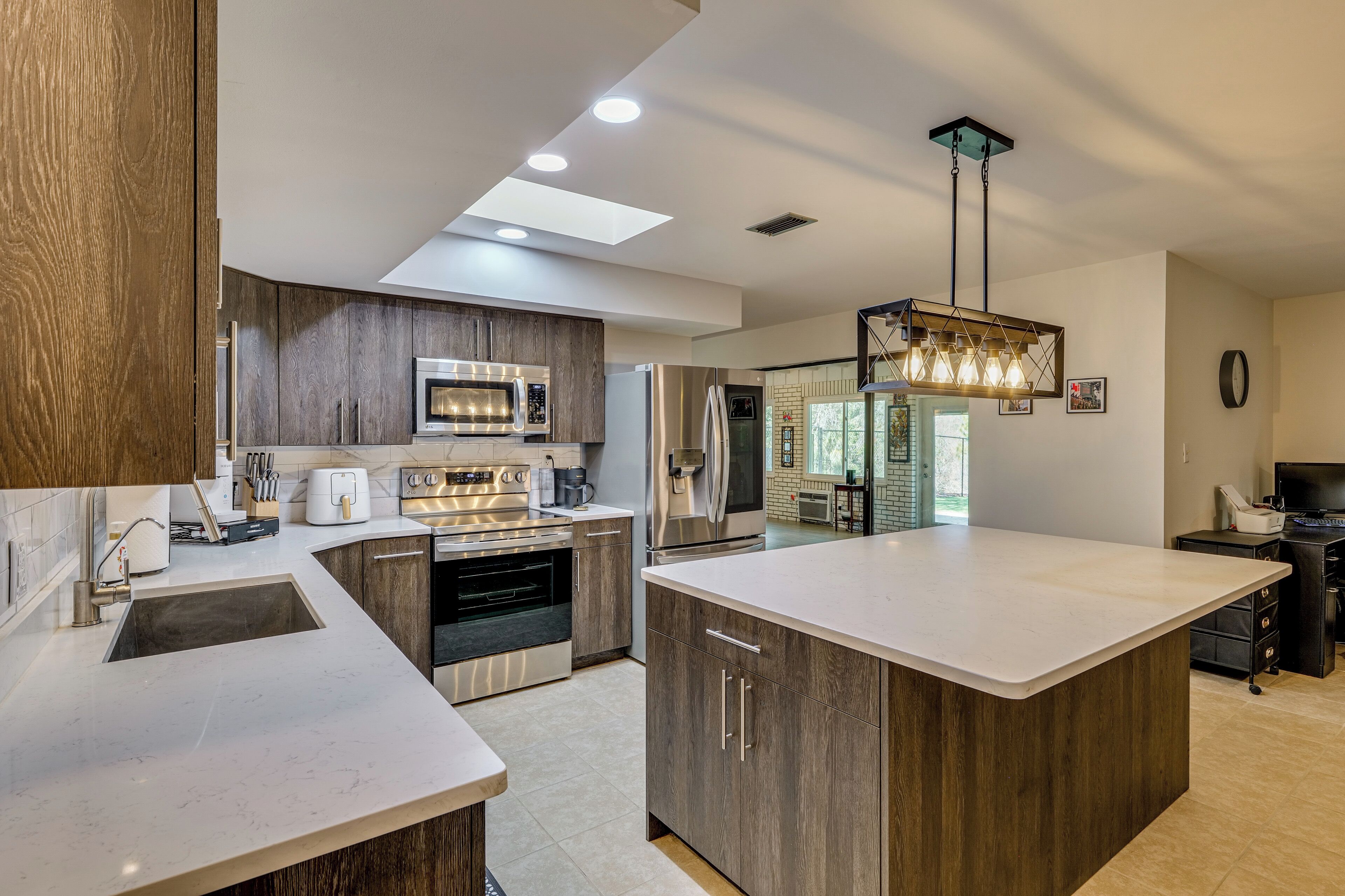 Kjøleskap, mikrobølgeovn, kokeplater og oppvaskmaskin