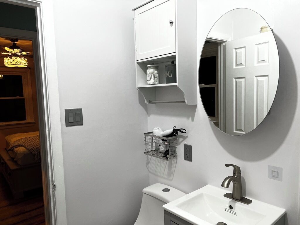 Sèche-cheveux, serviettes fournies, savon, papier toilette