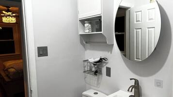 SĂšche-cheveux, serviettes fournies, savon, papier toilette