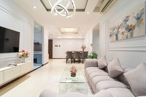 Apartamento Deluxe | Zona de estar | Smart TV de 49 pulgadas con canales por cable, Netflix