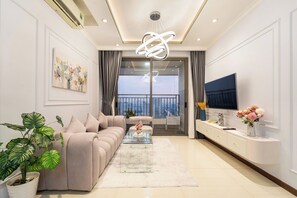 Deluxe appartement | Woonruimte | Een 49-inch smart-tv met kabelzenders, Netflix en streamingdiensten