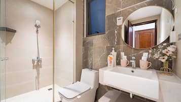 Deluxe Apartment | Bathroom