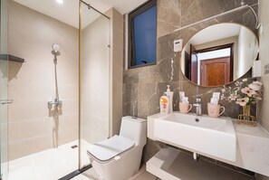 Apartamento Deluxe | Baño | Ducha, artículos de higiene personal gratuitos y secador de pelo