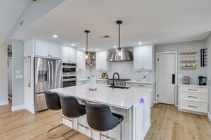 Fridge, microwave, stovetop, dishwasher