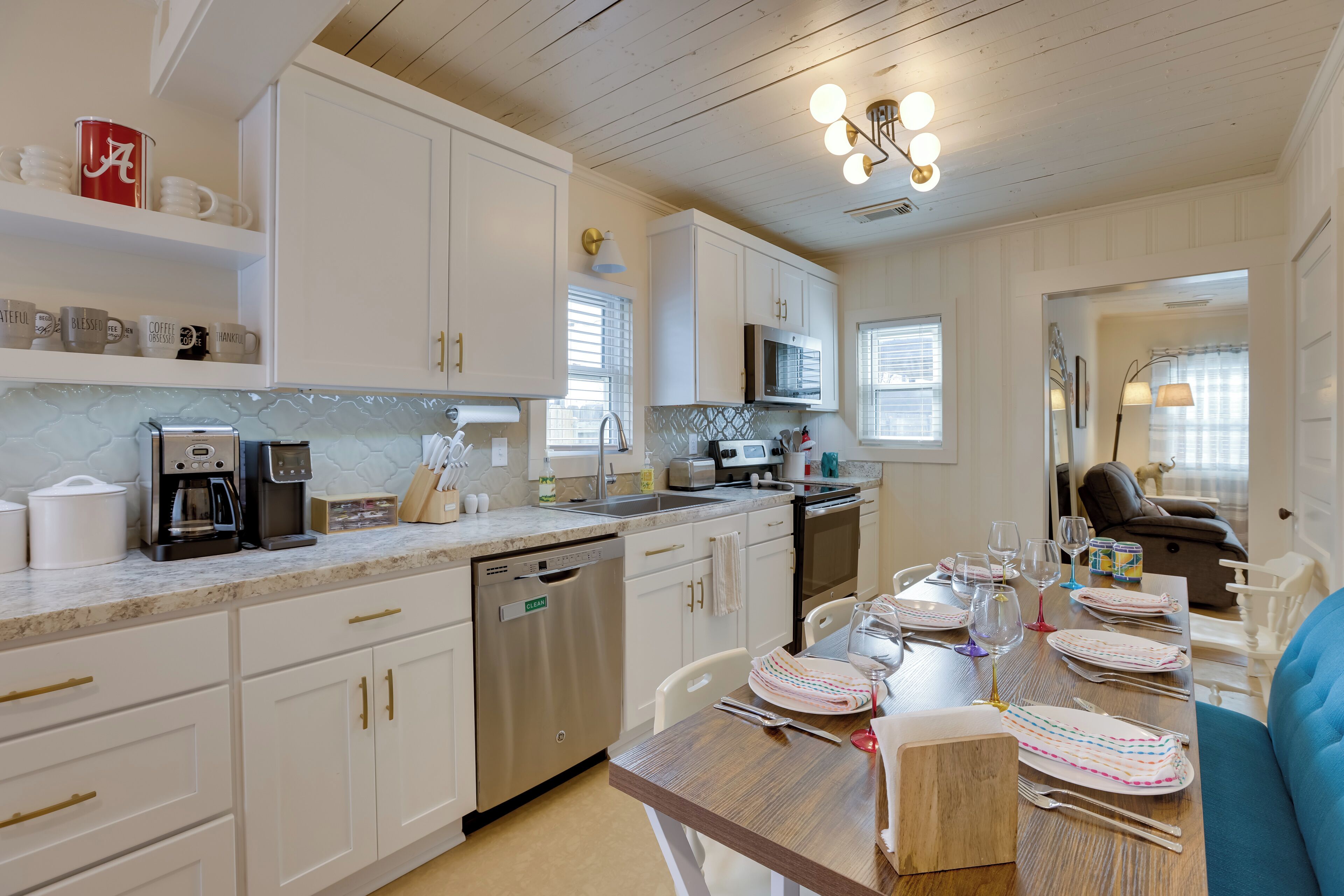 Coffee/tea maker, fridge, microwave, stovetop