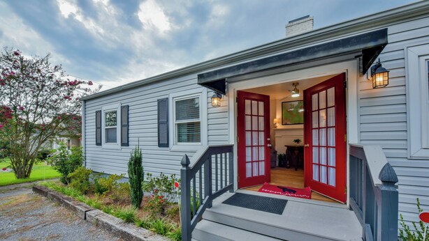 A house with a porch, a red door, and a small garden. - 1 Mile to UA Campus: Walkable Midtown Getaway (Tuscaloosa)