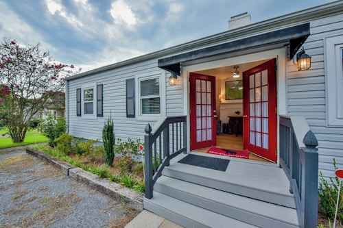 1 Mi to UA Campus: Walkable Midtown Getaway!