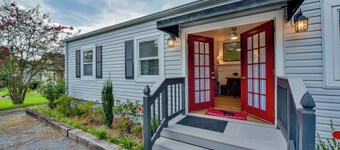 1 Mi to UA Campus: Walkable Midtown Getaway!