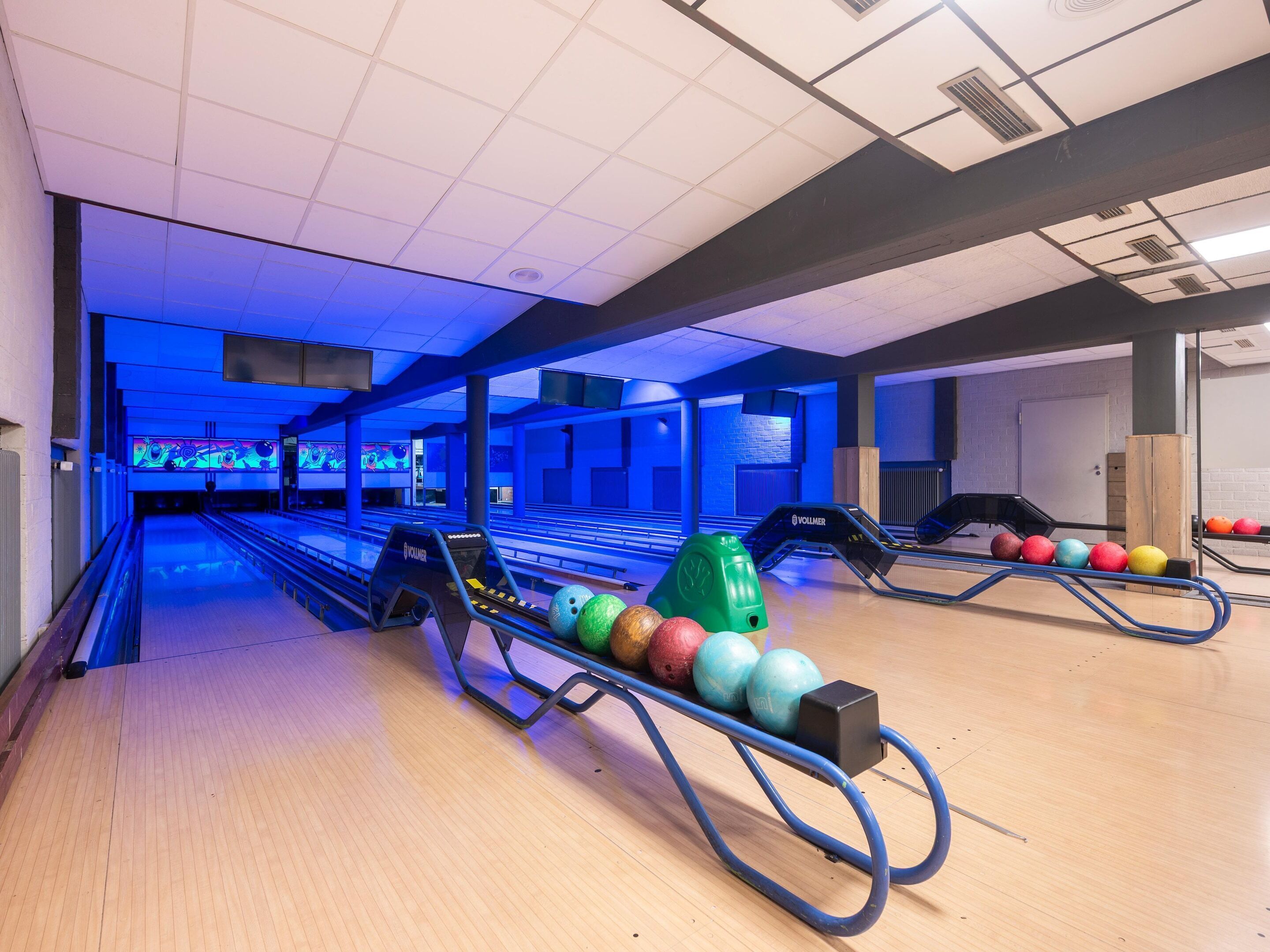 Un bowling avec des pistes, des quilles et un système de retour des boules.