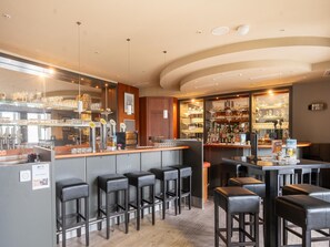 Deluxe-Haus, 3 Schlafzimmer | Bar (in der Unterkunft)