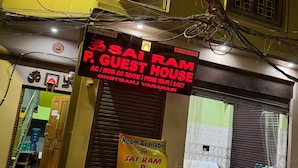 A guest house with a signboard advertising free Wi-Fi, AC, and non-AC rooms. - Om Sai Ram Paying Guest House (Varanasi)