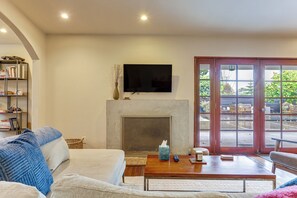 TV, books - LA Stay | World Cup Ready + Prime Location (Los Angeles)
