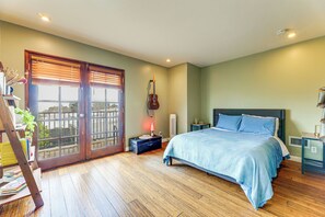 4 bedrooms, desk, Internet, bed sheets