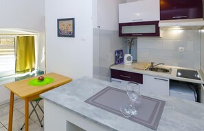 Fridge, oven, stovetop, dishwasher - Gorgeous apartment in Brela with house sea view (Brela)