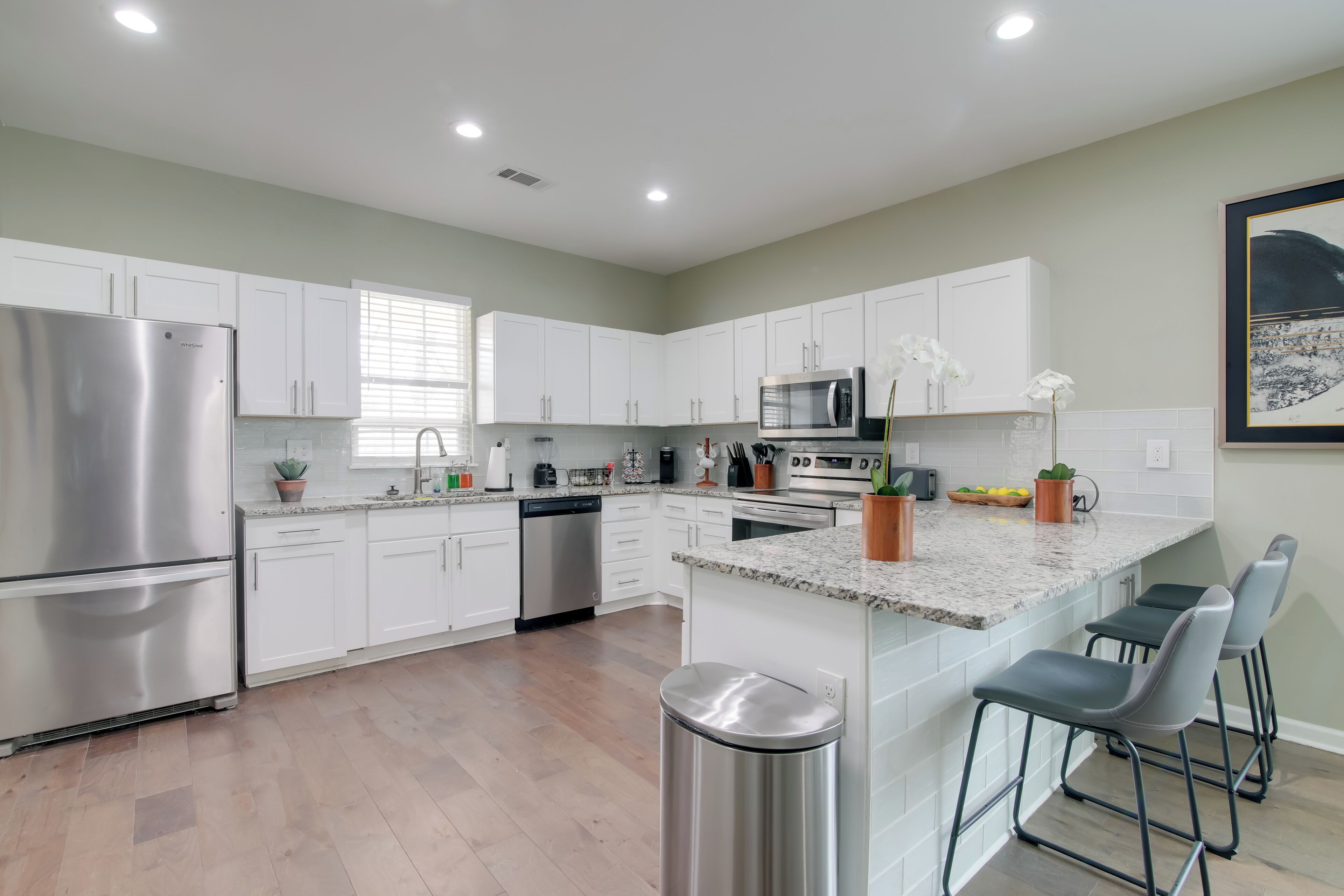 Fridge, microwave, stovetop, dishwasher