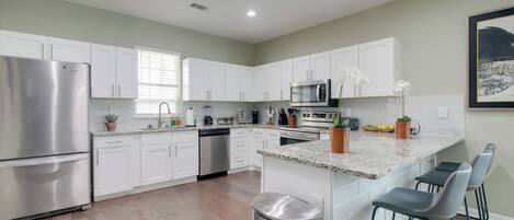 Fridge, microwave, stovetop, dishwasher