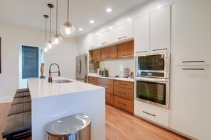 Fridge, microwave, stovetop, dishwasher