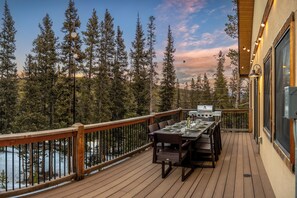 Outdoor dining - The Hideout: Speakeasy, Arcade, Sauna & Hot Tub&More: Mountain Cabin at 11,000ft (Fairplay)