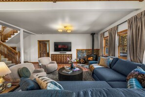 Smart-tv, eldstad, tv-spel och ett bordtennisbord