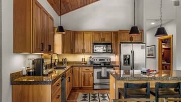 Geladeira, micro-ondas, fogão, cooktop