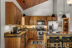 Kylskåp, mikrovågsugn, ugn och spishäll