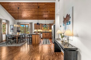 Kylskåp, mikrovågsugn, ugn och spishäll