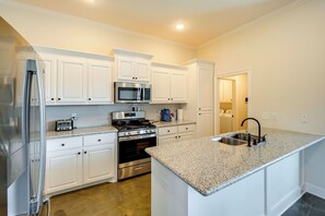 Réfrigérateur, micro-ondes, plaque de cuisson, lave-vaisselle