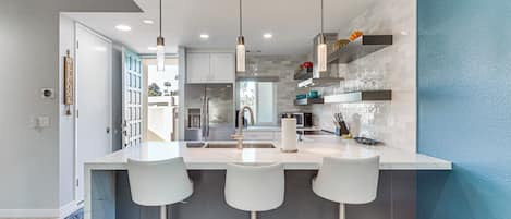 Réfrigérateur, micro-ondes, plaque de cuisson, lave-vaisselle