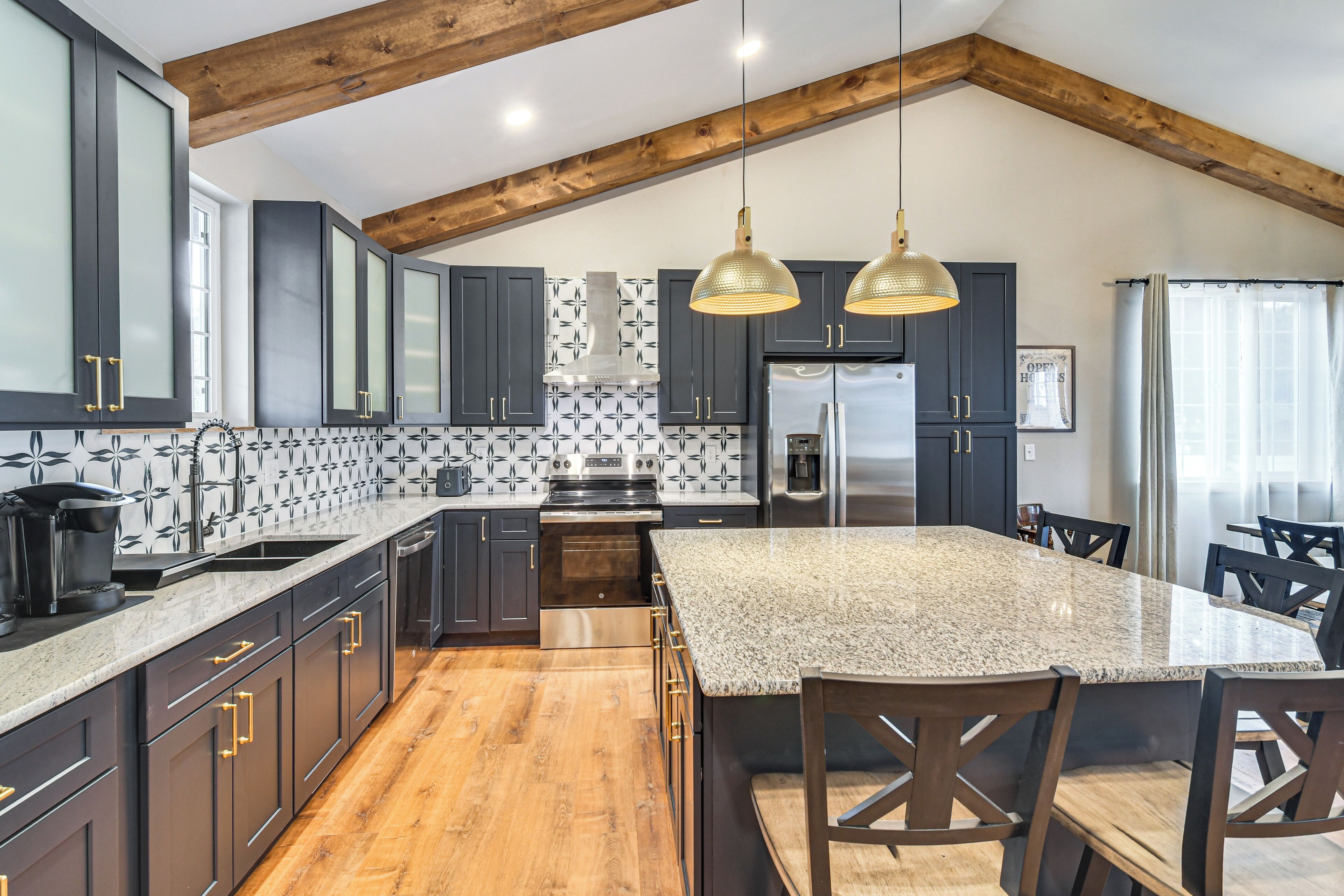 Kjøleskap, mikrobølgeovn, kokeplater og oppvaskmaskin