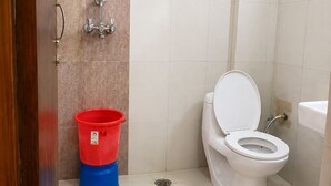 Kylpyhuone, jossa on wc, pesuallas ja suihku.