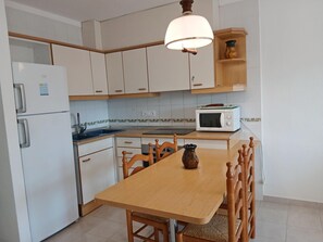 Kaffetrakter/tekoker, kjøleskap, mikrobølgeovn og ovn