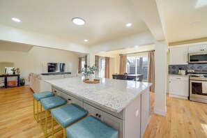 Fridge, microwave, stovetop, dishwasher - Groups Welcome, Central Location! Tulsa Gem + Yard (Tulsa)