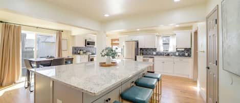 Réfrigérateur, micro-ondes, plaque de cuisson, lave-vaisselle