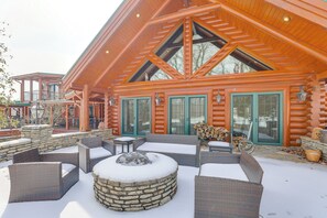 Terrace/patio - Theater, Gym, Hot Tub: Versailles 'Heritage Lodge' (Versailles)