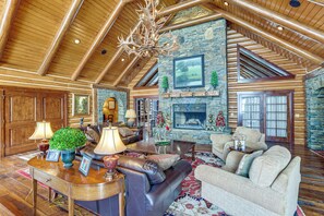 Interior - Theater, Gym, Hot Tub: Versailles 'Heritage Lodge' (Versailles)