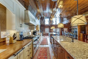 Fridge, microwave, stovetop, dishwasher - Theater, Gym, Hot Tub: Versailles 'Heritage Lodge' (Versailles)